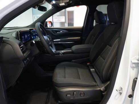 Used 2025 Chevrolet Traverse LT w/ LPO, Floor Liner Package image 10