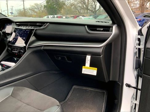 Used 2024 Jeep Grand Cherokee L Laredo image 34