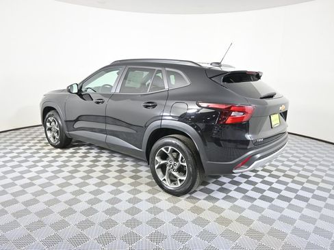 Used 2024 Chevrolet Trax LT w/ Driver Confidence Package FWD image 4