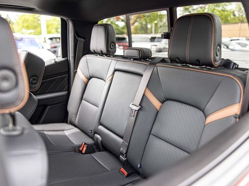 Used 2024 GMC Canyon AT4 w/ AT4 Premium Package AWD/4WD image 31