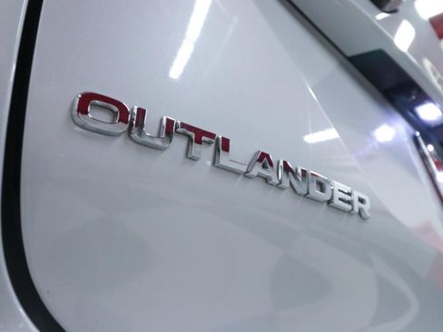 Used 2024 Mitsubishi Outlander SE image 32