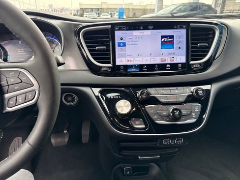 Used 2025 Chrysler Pacifica Select image 20
