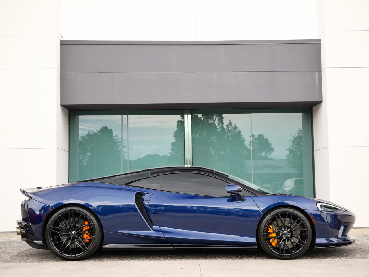 Used 2021 McLaren GT RWD image 3