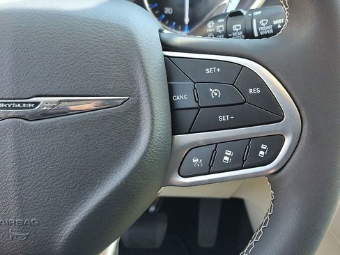 Used 2024 Chrysler Pacifica Touring-L FWD image 21
