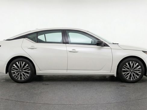 Used 2025 Nissan Altima 2.5 SV image 11