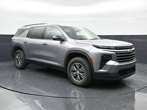 Used 2024 Chevrolet Traverse LT FWD image 3