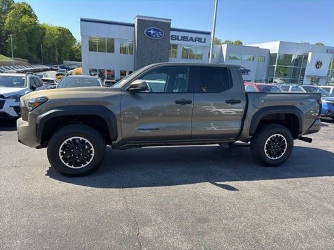 Used 2025 Toyota Tacoma TRD Off-Road AWD/4WD image 3