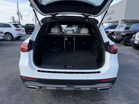 Used 2025 Mercedes-Benz GLC 350e 4MATIC image 4