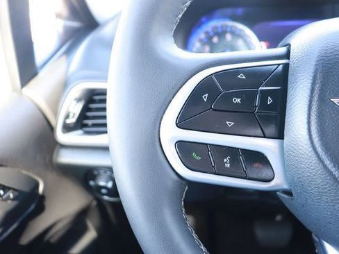 Used 2025 Chrysler Pacifica Select image 21