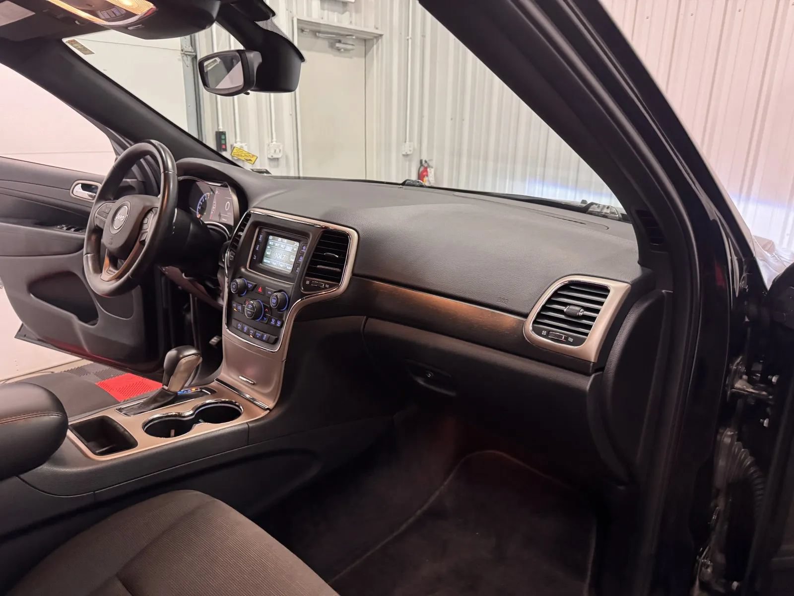 Used 2017 Jeep Grand Cherokee Laredo w/ Quick Order Package 23E AWD/4WD image 43