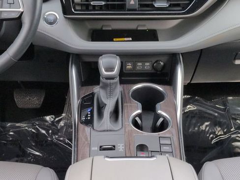 Certified 2023 Toyota Highlander Limited FWD image 19