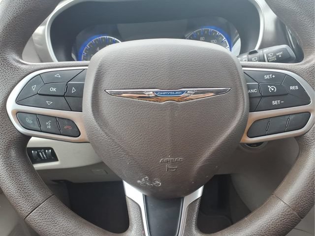 Used 2017 Chrysler Pacifica Touring w/ Tire & Wheel Group FWD image 14