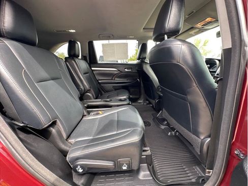 Used 2018 Toyota Highlander XLE AWD/4WD image 12