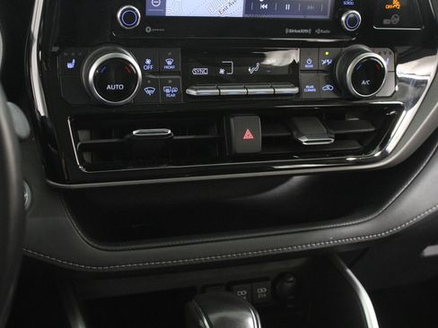 Used 2021 Toyota Highlander XLE image 14