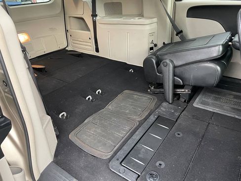 Used 2013 Chrysler Town & Country Touring FWD image 11