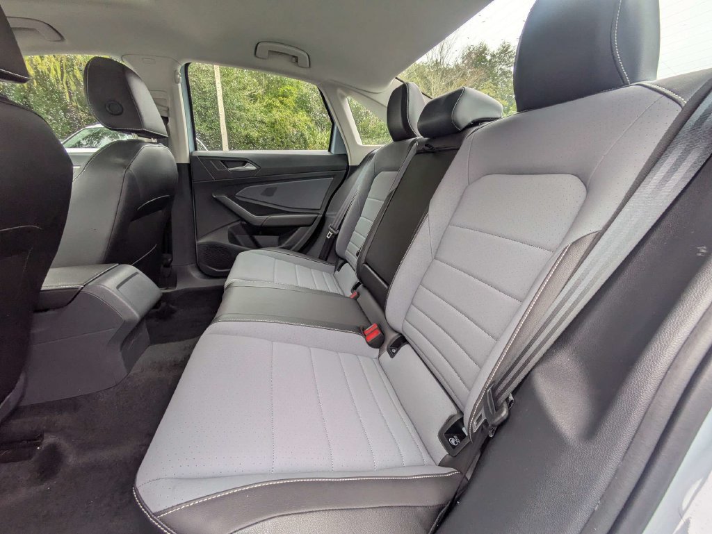 Used 2026 Volkswagen Jetta SE FWD image 17