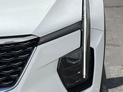 Certified 2024 Cadillac XT4 Luxury w/ Cold Weather Package FWD image 10