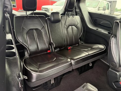 Used 2025 Chrysler Pacifica Limited FWD image 17