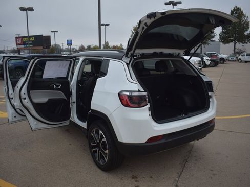 Used 2022 Jeep Compass Limited image 18