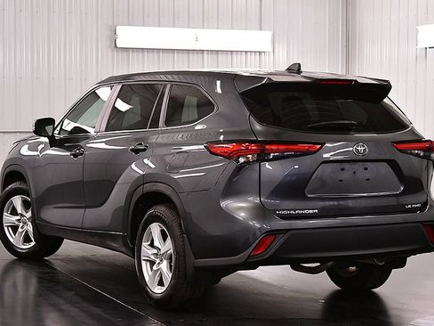Used 2023 Toyota Highlander LE AWD/4WD image 5