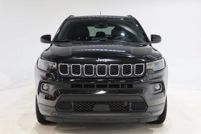 Used 2025 Jeep Compass Latitude w/ Sun & Sound Group AWD/4WD image 2
