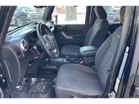 Used 2017 Jeep Wrangler Unlimited Sahara w/ Connectivity Group AWD/4WD image 10
