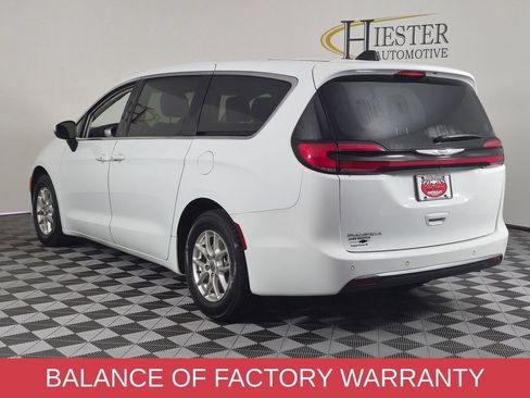 Used 2023 Chrysler Pacifica Touring-L FWD image 5