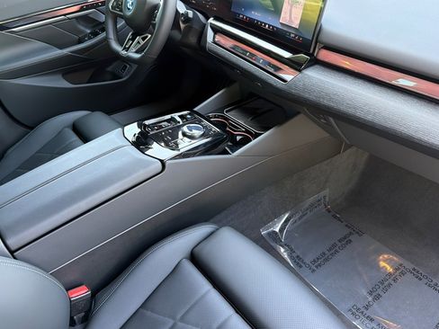 Used 2026 BMW i5 eDrive40 w/ M Sport Package AWD/4WD image 19
