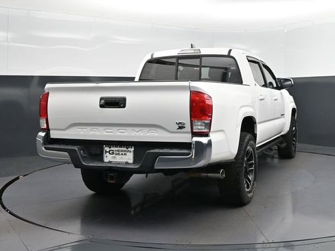 Used 2016 Toyota Tacoma SR5 w/ Towing Package image 7