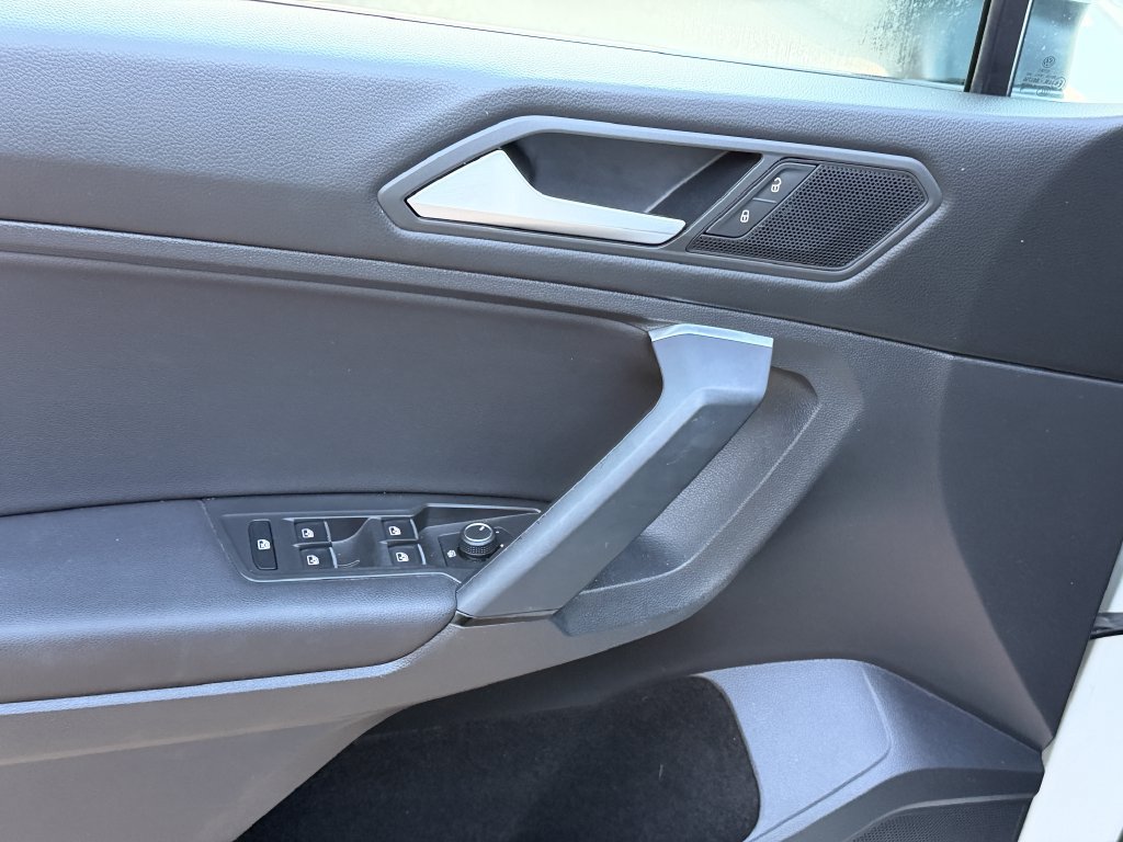 Used 2019 Volkswagen Tiguan SE w/ Panoramic Sunroof Package AWD/4WD image 11