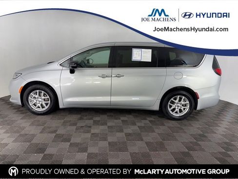 Used 2024 Chrysler Pacifica Touring-L image 1