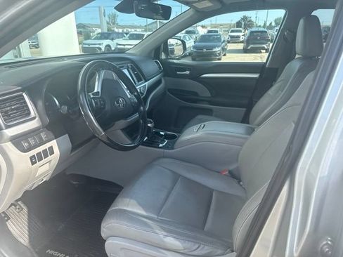 Used 2017 Toyota Highlander XLE AWD/4WD image 11