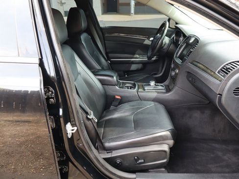 Used 2016 Chrysler 300 C image 22