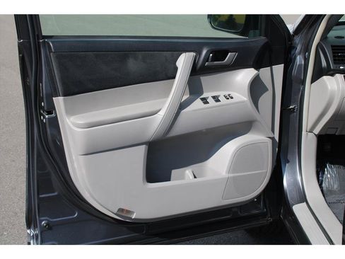 Used 2012 Toyota Highlander 4WD w/ Tech Pkg image 7