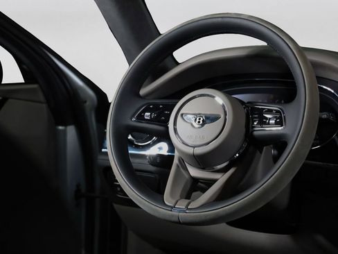 Used 2022 Bentley Bentayga image 23