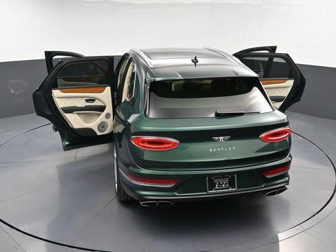 Certified 2022 Bentley Bentayga AWD/4WD image 38