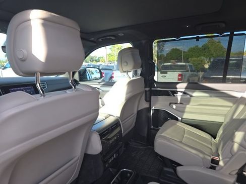 Used 2025 Jeep Wagoneer L Series III w/ Premium Group I AWD/4WD image 9