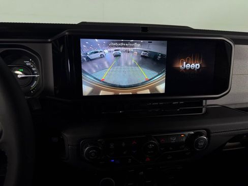 Used 2025 Jeep Wrangler Unlimited Sahara AWD/4WD image 20