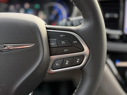 Used 2022 Chrysler Pacifica Touring-L image 11