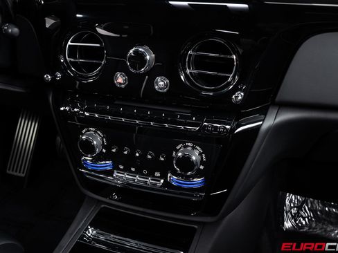 Used 2022 Rolls-Royce Phantom Sedan RWD image 32