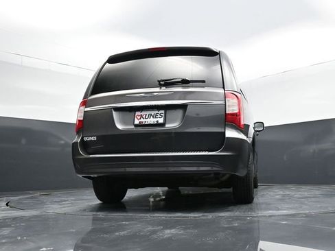 Used 2016 Chrysler Town & Country Touring-L w/ Driver Convenience Group image 47