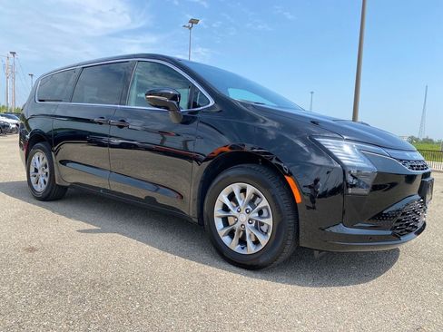 New 2027 Chrysler Pacifica Limited w/ Family Tech Group AWD/4WD image 8