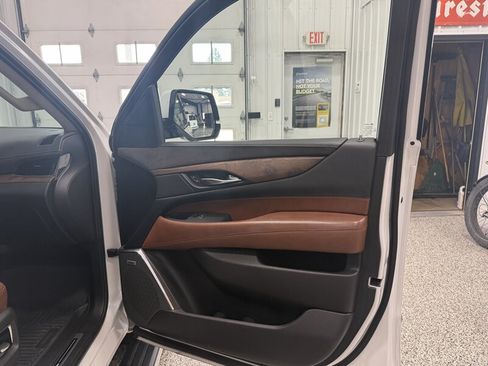 Used 2017 Cadillac Escalade Premium Luxury w/ LPO, Radiant Package AWD/4WD image 32