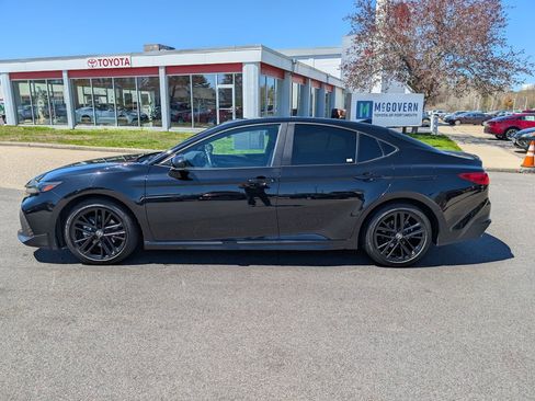 Used 2025 Toyota Camry SE w/ Convenience Package FWD image 2