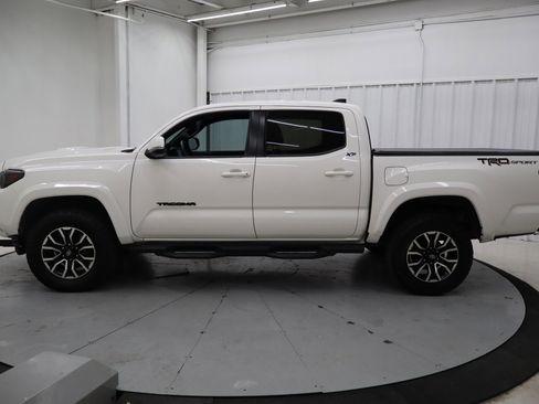 Used 2022 Toyota Tacoma TRD Sport w/ Technology Package image 9