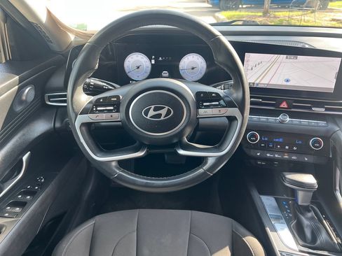 Used 2025 Hyundai Elantra SEL FWD image 13