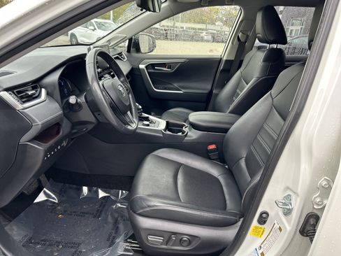 Used 2020 Toyota RAV4 Limited image 14
