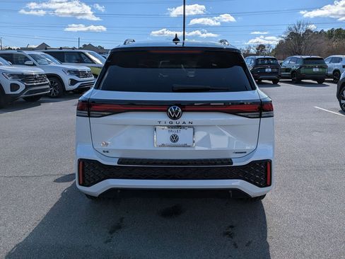 Used 2025 Volkswagen Tiguan SE R-Line image 4