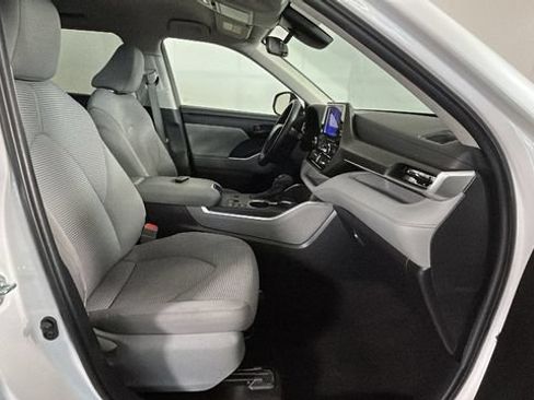Used 2023 Toyota Highlander L FWD image 30