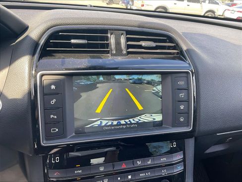 Used 2018 Jaguar F-PACE Prestige image 22